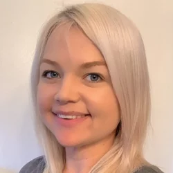 Head shot of Vanessa Hull